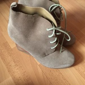 Steve Madden Taupe Suede ankle boots