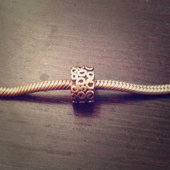 Squiggly bead holder