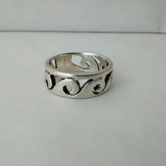 Sterling silver wave pattern ring size 7.