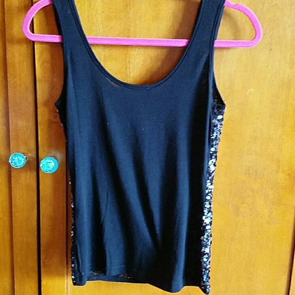 Tank top / never worn but removed the tags - Picture 2 of 2