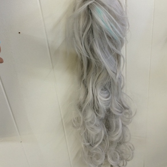 Silver synthetic wig 😍