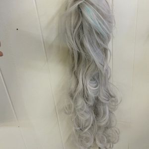 Silver synthetic wig 😍