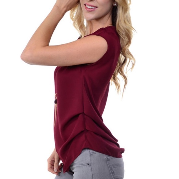 ❌SOLD❌Wine keyhole back tee and necklace!! - Picture 2 of 3