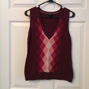 H&M burgundy and pink argyle sweater vest
