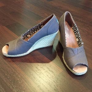 TOMS Calypso Canvas Wedge in Ash Gray