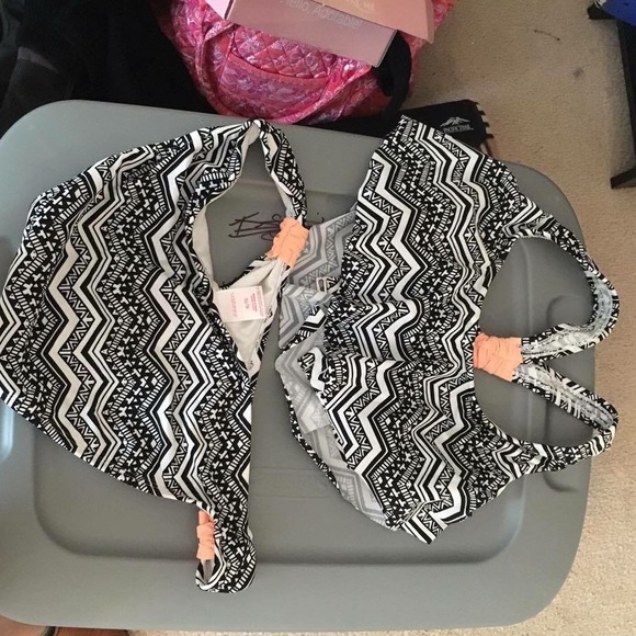 Patterned flounce bikini