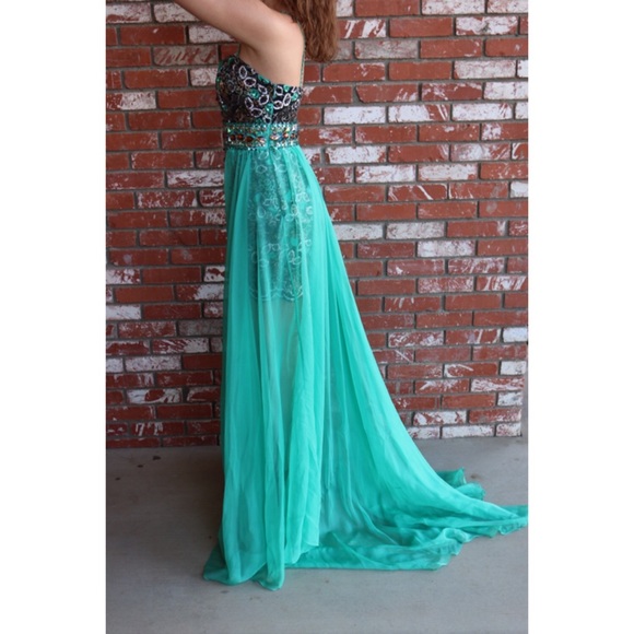 PROM/ FORMAL DRESS!!! - Picture 2 of 3