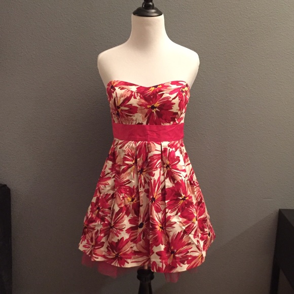 ▪️NWT Strapless floral print dress