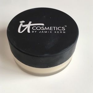 It cosmetics bye bye pores powder in translucent
