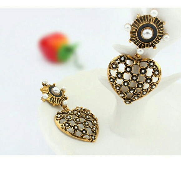 Retro Gold Heart Pearl Stud Earrings For Women - Picture 2 of 2