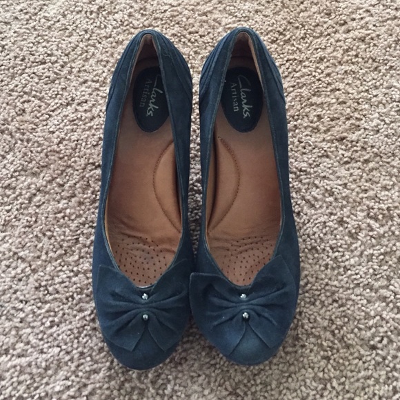 Clarks navy heels