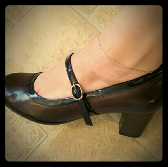 BANDOLINO Mary Jane PUMPS!