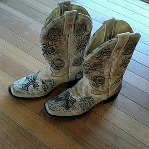 ! Limited edition Corral cross rose boots