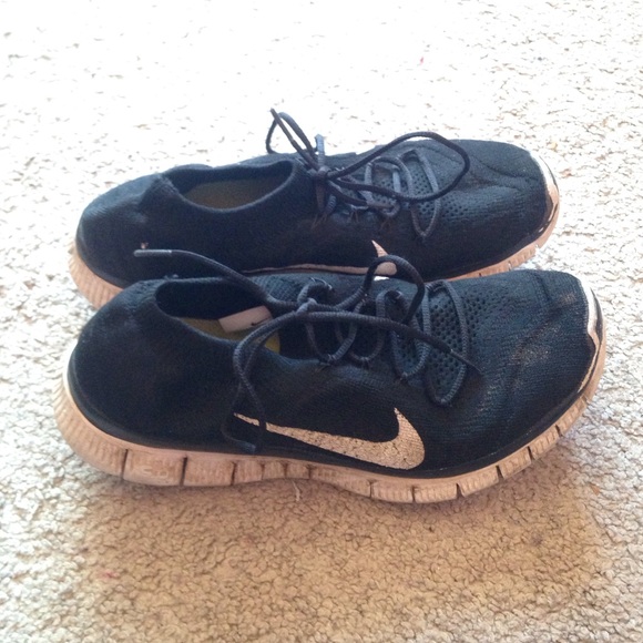 Black nike free flyknits