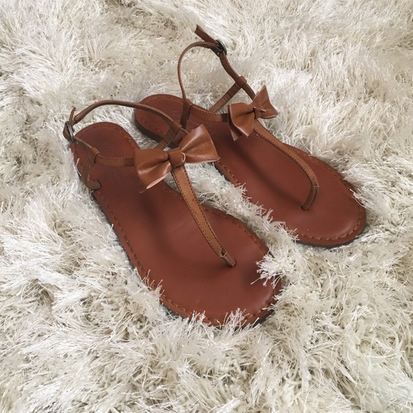 AE Tan Sandals with Bow detail 💛