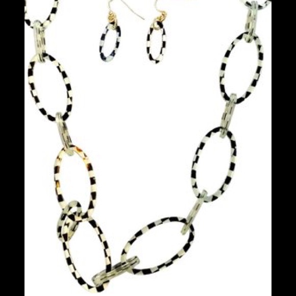 Checkered White/Black Necklace & Matching Earrings