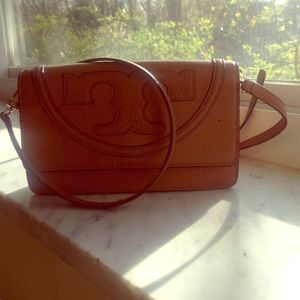 Tory Burch All-T cross body bag.