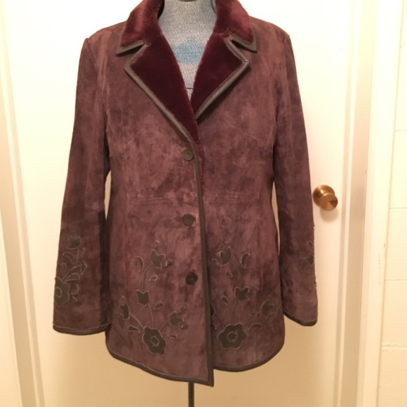 Exquisite brown suede coat with leather appliqué