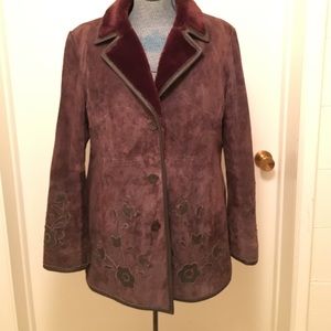 Exquisite brown suede coat with leather appliqué
