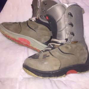 Snowboarding boots