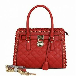 @taliciasmooch quilted medium size purse.