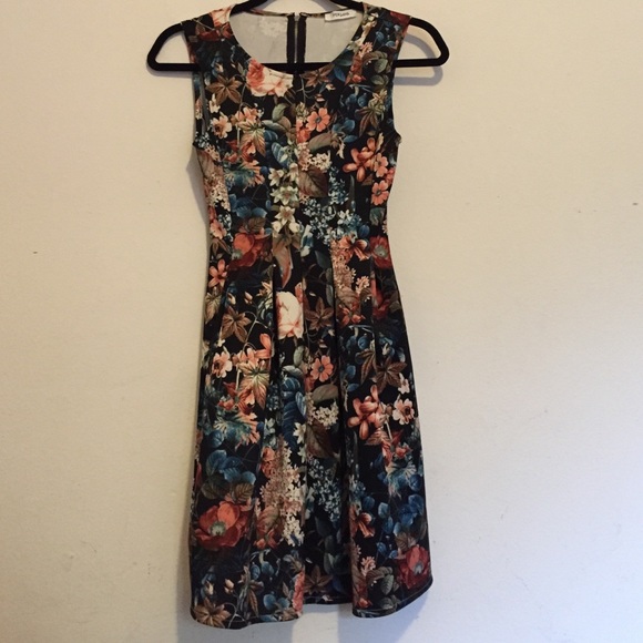 Floral stretchy dress size small (nice curves!)