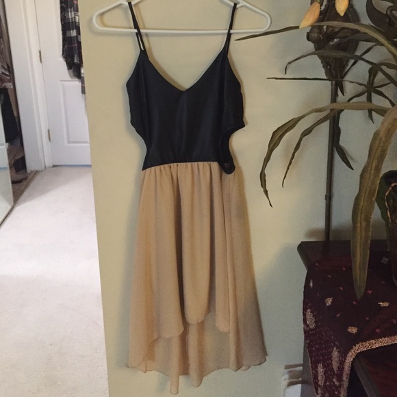 BUNDLE Foreign Exchange dress + FREE necklace 💃🏻