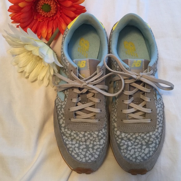 NEW BALANCE 410 - Like New w/Retro Look! - Picture 2 of 4