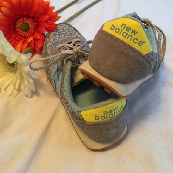 NEW BALANCE 410 - Like New w/Retro Look! - Picture 4 of 4