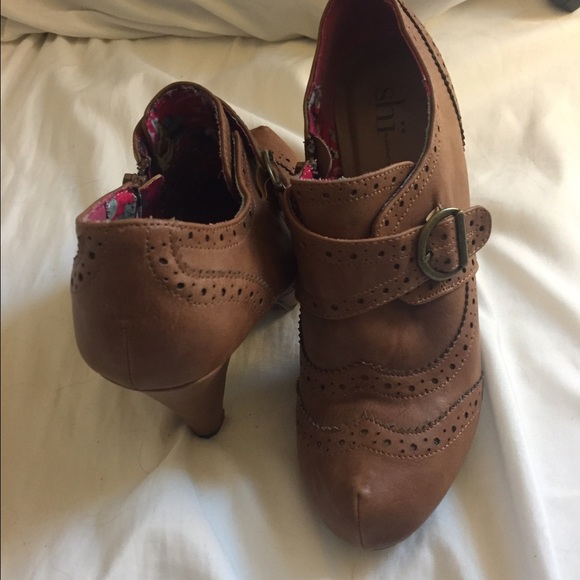 Brown Journey's high heels with buckle