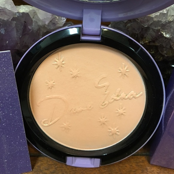 MAC Dame Edna highlight powder what a dame!