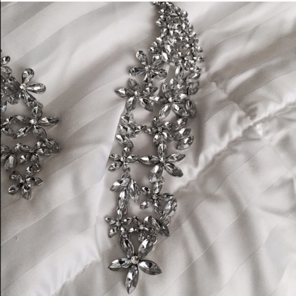 Simulated diamond cascading flowers necklace - Picture 3 of 4