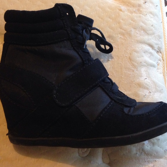 Simply Vera brand wedge heels. Vera wang.