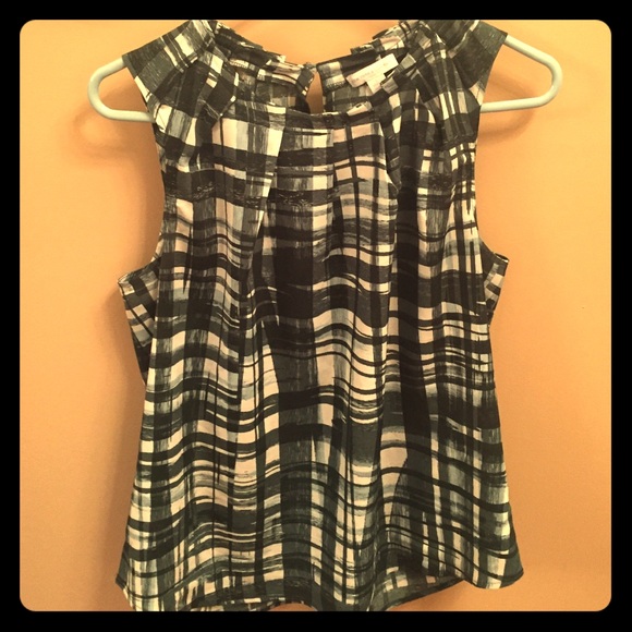 NY & CO. Hunter green and white top