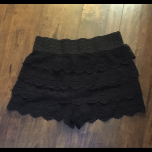 Black lace short