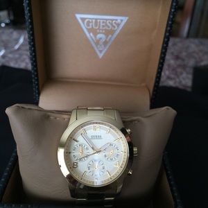 Guess watch new. In golden metal finish.