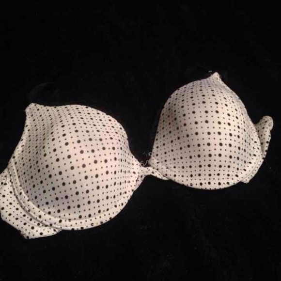 Jessica Simpson bra