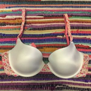 VS Pink Lightly Lined White Bra w/ Floral Detail