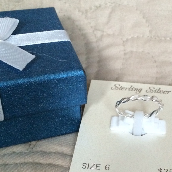 New Sterling Silver Ring - Picture 4 of 4