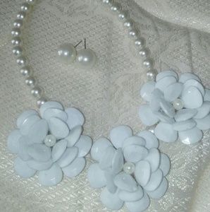 White Pearl flowers necklace with pearl earrings
