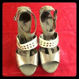 Studded metallic & white Pumps