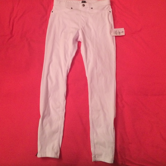Size small white HUE jeans have never been worn!!