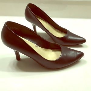 Classic brown 3" heel pumps, size 7