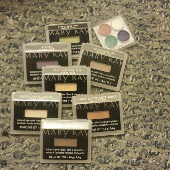 Bogo 1/2 off!! 8 Mary Kay eye shadows !