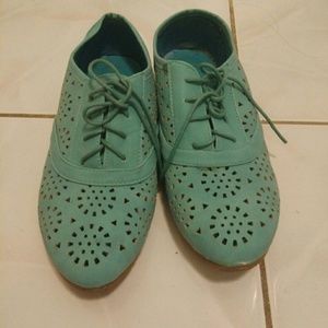 MINT cutout Oxford flats