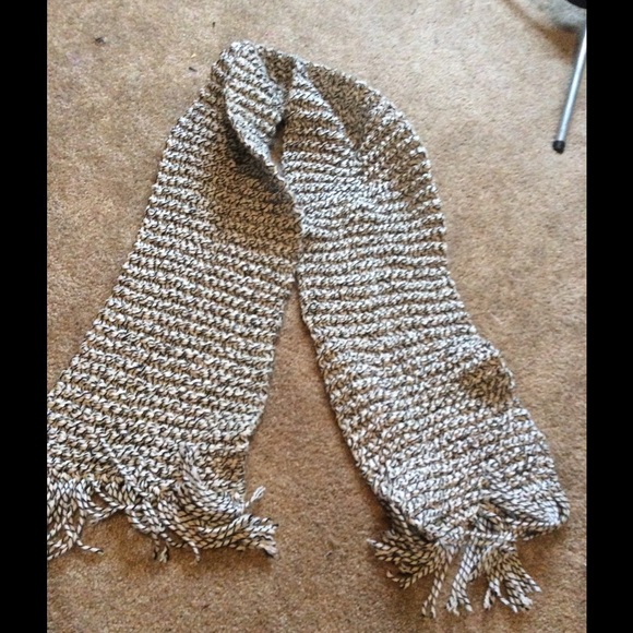 Hand knitted scarf black and white