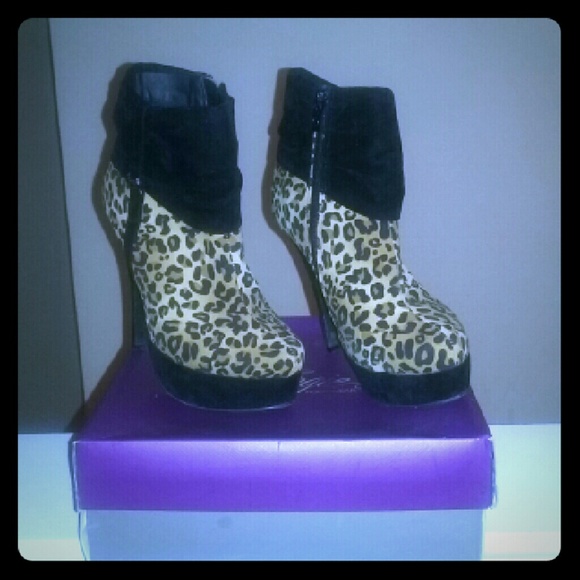 Leopard velvet zipper bootie