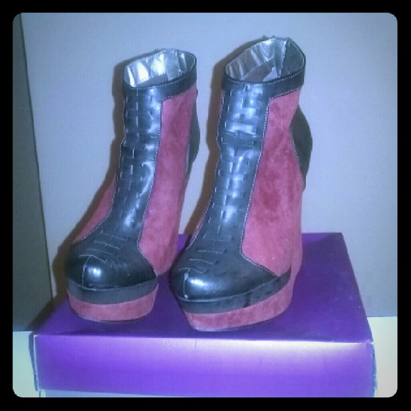 Wedge black and burgundy