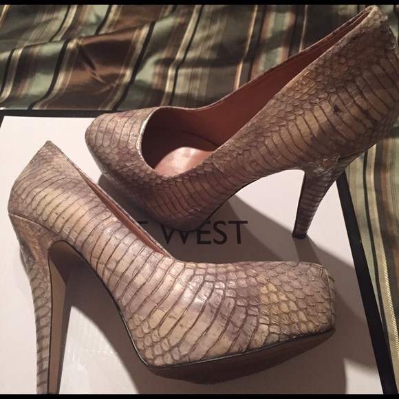 Vince camuto snake skin pumps size 7 1/2 👠