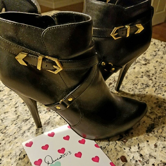 Guess - Picture 3 of 4